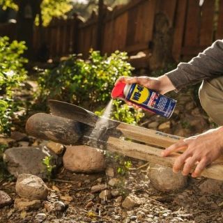 Vedeli ste, že na čo všetko sa dá použiť WD-40? https://www.lpsafety.sk/oleje-maziva/ https://www.lpsafety.sk/blog/wd-40/